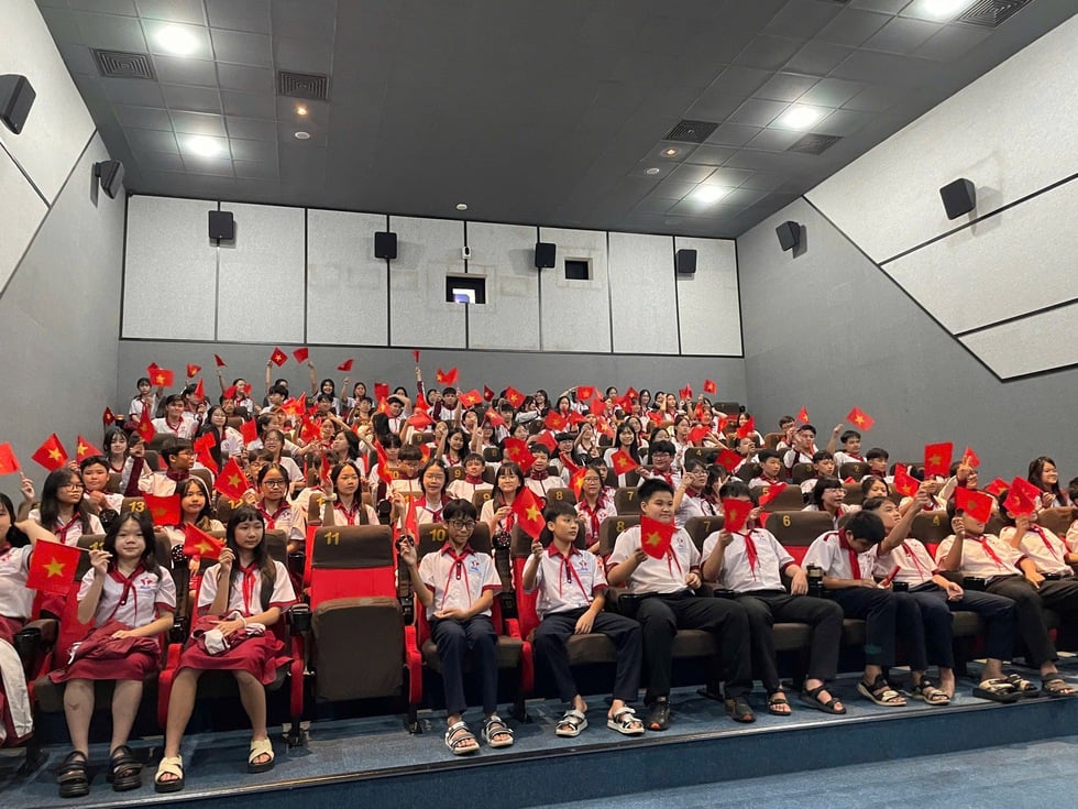 Trường học đưa 2.000 học sinh đi xem phim ‘Mưa đỏ’ - Ảnh 1.