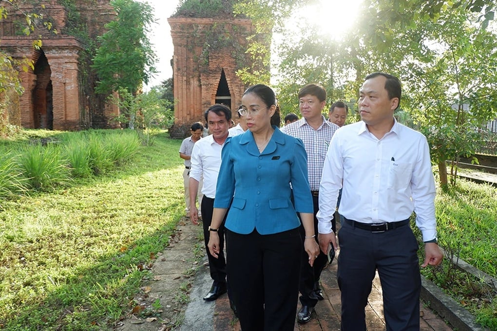 Tháp chăm nghìn tuổi mới trùng tu, gạch đã mủn nát - 3