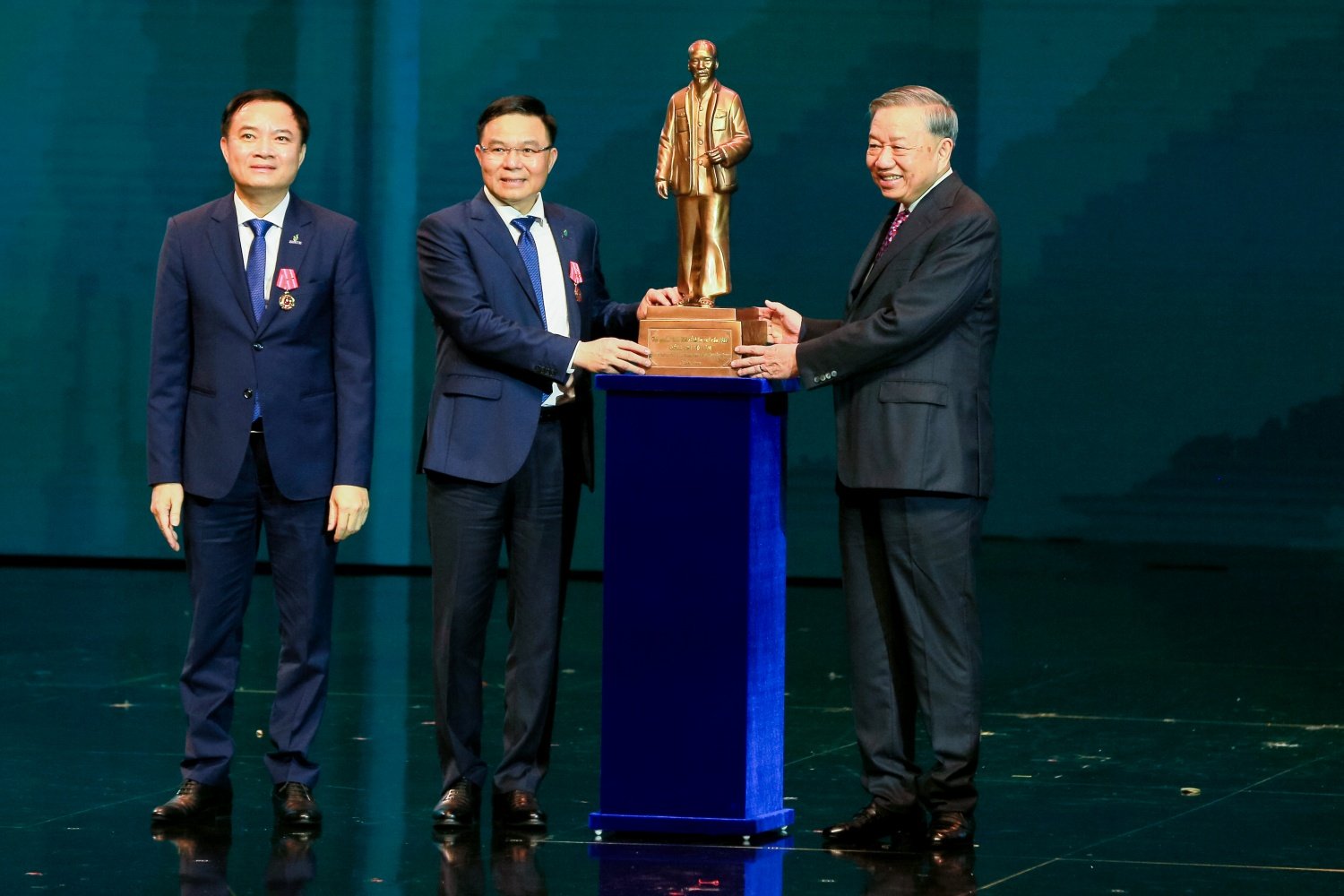 Petrovietnam đón nhận Huân chương Lao động hạng Nhất