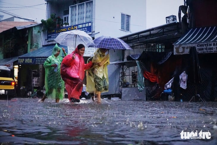 Đường sá phố biển Nha Trang ngập trong 'biển mưa', xe cộ ùn ứ - Ảnh 6.