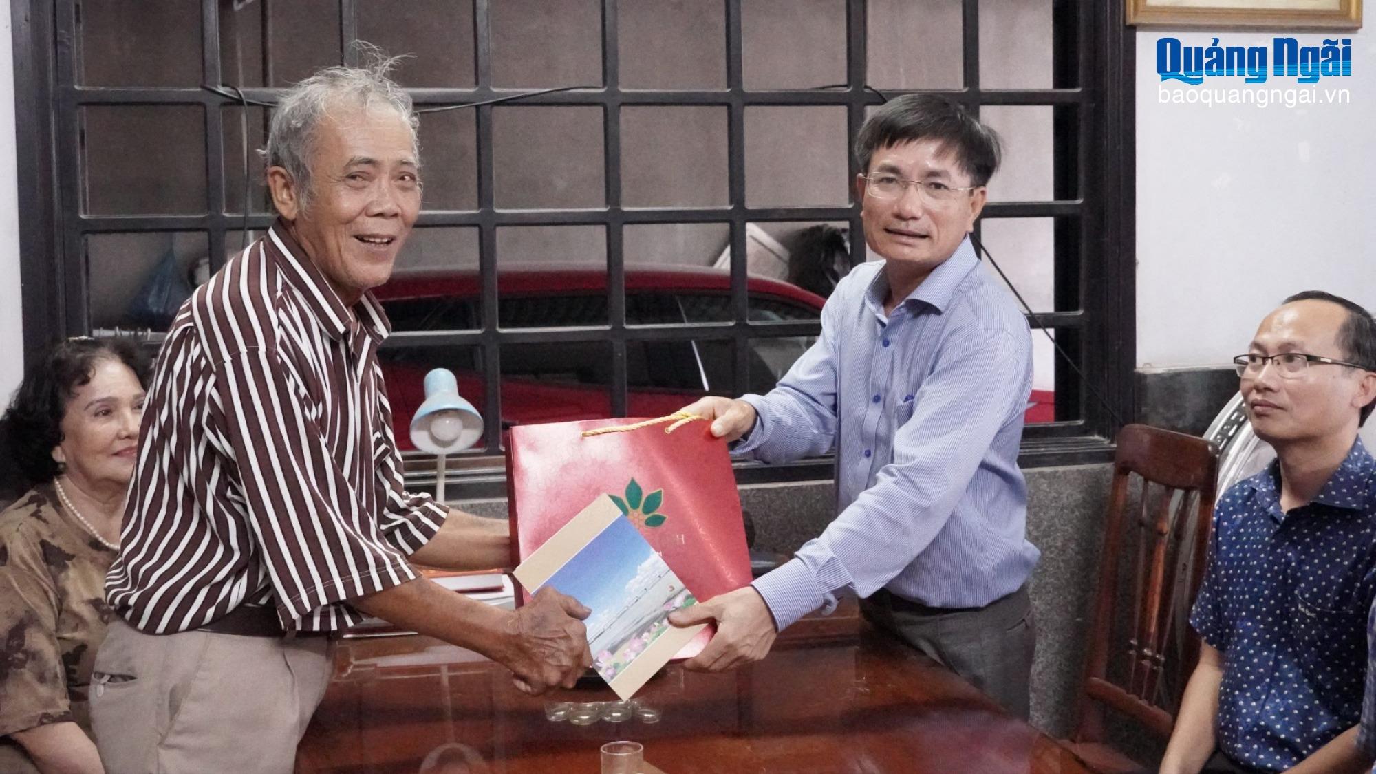 Wakil Ketua Komite Rakyat Provinsi Nguyen Ngoc Sam mengunjungi dan menyerahkan hadiah kepada prajurit cacat Trinh Phu Thien.