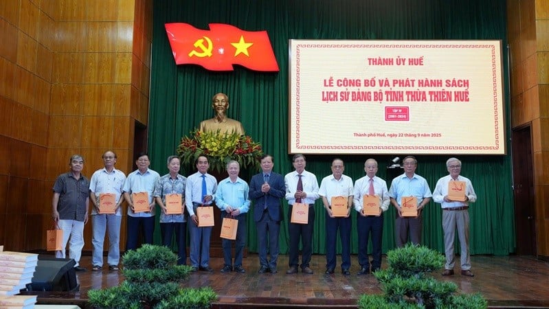 លេខាបក្សទីក្រុង Hue លោក Le Truong Luu ជូនសៀវភៅដល់ថ្នាក់ដឹកនាំទីក្រុងនៃសម័យកាលផ្សេងៗគ្នា។ (រូបថត៖ D.Quang)