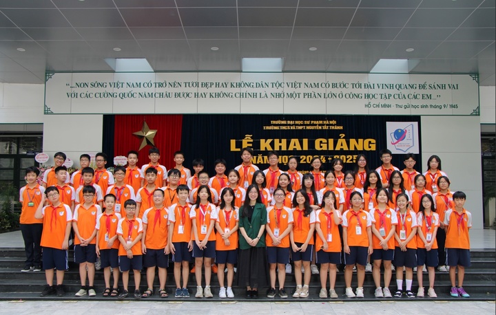 លោកស្រី Dieu និងសិស្សានុសិស្សថ្នាក់ទី 8A4 នៃអនុវិទ្យាល័យ និងវិទ្យាល័យ Nguyen Tat Thanh ក្នុងពិធីបើកបវេសនកាលឆ្នាំសិក្សា 2024 - 2025។