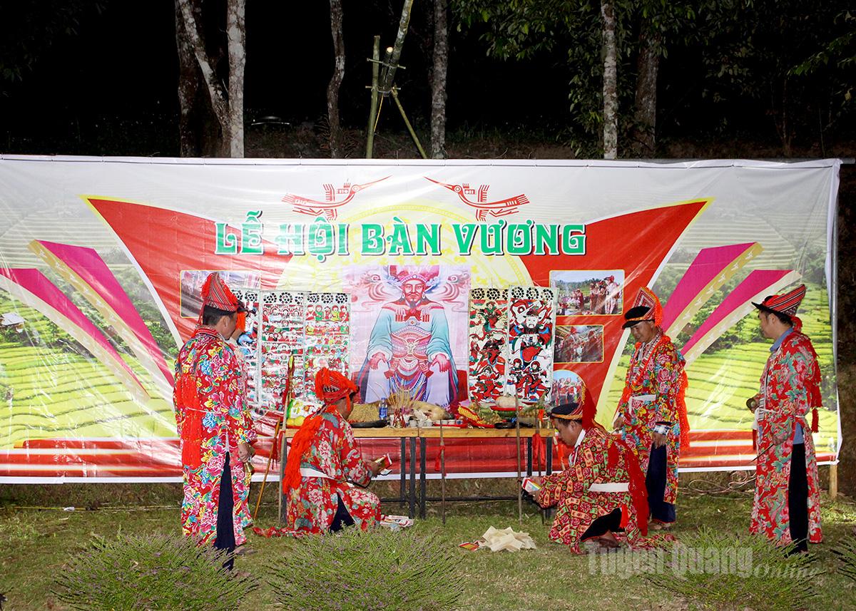Thầy cúng thực hiện nghi lễ cúng Bàn Vương.