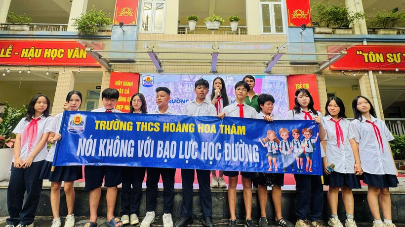 សិស្សានុសិស្សនៃអនុវិទ្យាល័យ Hoang Hoa Tham (ហាណូយ) ធ្វើការរួមគ្នាដើម្បីកសាងបរិយាកាសសិក្សាប្រកបដោយសុវត្ថិភាព និងមិត្តភាព។ (រូបថត៖ KCN)