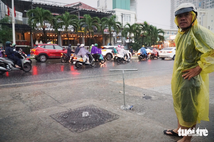 Đường sá phố biển Nha Trang ngập trong 'biển mưa', xe cộ ùn ứ - Ảnh 8.