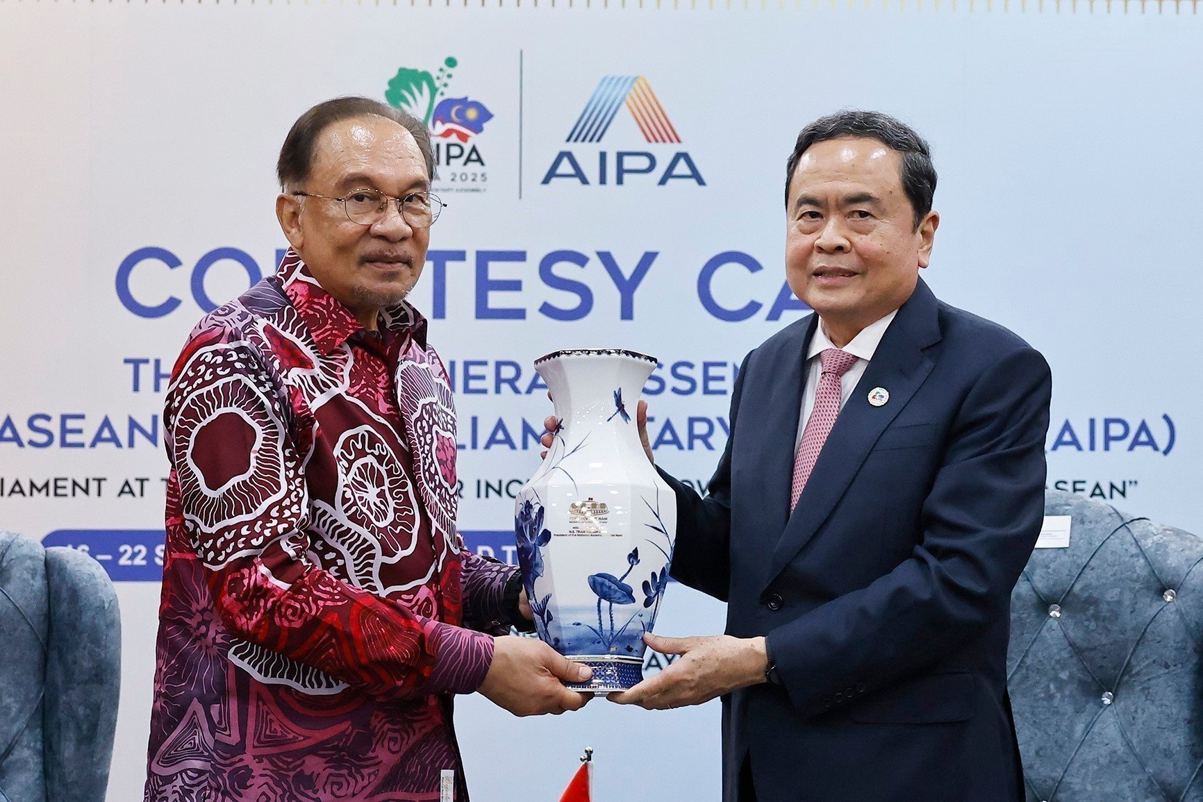 vna-potal-chu-tich-quoc-hoi-tran-thanh-man-hoi-kien-thu-tuong-malaysia-anwar-ibrahim-8282238.jpg