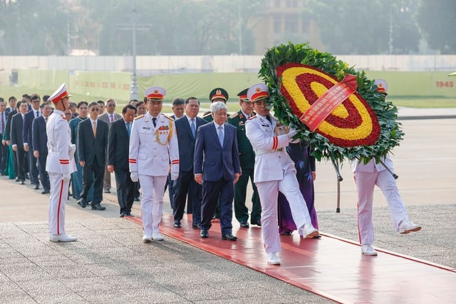 Đại biểu Đảng bộ MTTQ, các đoàn thể T.Ư vào Lăng viếng Chủ tịch Hồ Chí Minh- Ảnh 1.