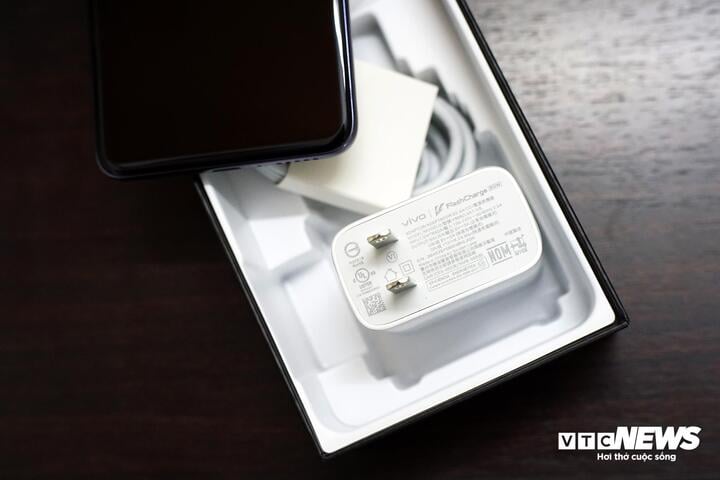 ឧបករណ៍សាកថ្មល្បឿនលឿន 90W ដែលរួមបញ្ចូលផ្តល់ឱ្យអ្នកប្រើប្រាស់នូវភាពស្ងប់ក្នុងចិត្តអំពីការតភ្ជាប់ឥតឈប់ឈររបស់ឧបករណ៍។