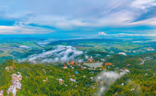Săn mây tại Núi Cấm An Giang - trải nghiệm kỳ diệu trên nóc nhà miền Tây - Ảnh 1.