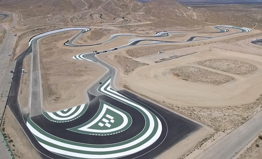 Willow Springs Raceway នៅកណ្តាលវាលខ្សាច់កាលីហ្វ័រញ៉ា ដែលជាកន្លែងប្រណាំងប្រវត្តិសាស្ត្រដែលមានការផ្លាស់ប្តូរកម្ពស់ពិសេស។