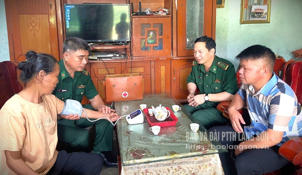 Quân y Đồn Biên phòng Ba Sơn đến thăm khám và cấp thuốc tại nhà cho người dân xã Ba Sơn