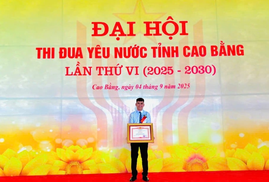 Anh Nông Văn Hoàn Giám đốc HTX 118 nhận Bằng khen Thủ tưởng Chính phủ về phong trào thiđua 