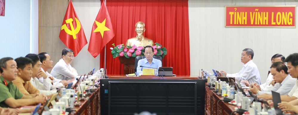 លោក Nguyen Truc Son - សមាជិកគណៈកម្មាធិការអចិន្ត្រៃយ៍បក្សខេត្ត អនុប្រធានគណៈកម្មាធិការប្រជាជនខេត្តបានធ្វើជាអធិបតីសន្និសីទនៅស្ពាន Vinh Long។