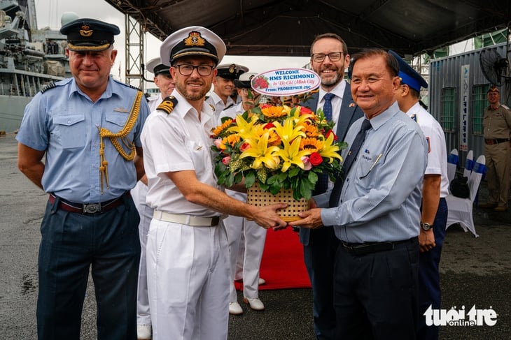 Tàu Hải quân Anh HMS Richmond trở lại TP.HCM sau 4 năm - Ảnh 4.