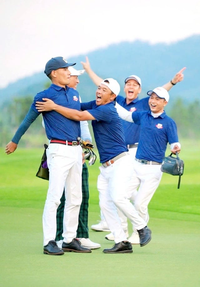 CLB golf họ Bùi lần đầu tiên vô địch kịch tính giải các dòng họ - Ảnh 1.