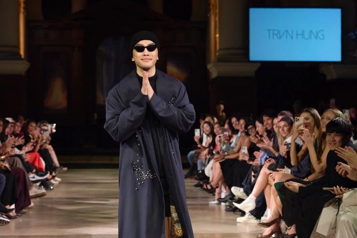 Nhà thiết kế Trần Hùng trình làng bộ sưu tập thứ 14 tại London Fashion Week - Ảnh 19.