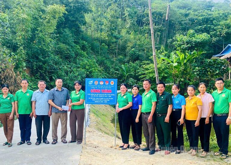 Welcoming the 1st Provincial Party Congress, Hung Duc commune handed over the concrete road project to the people of Deo Quan village.