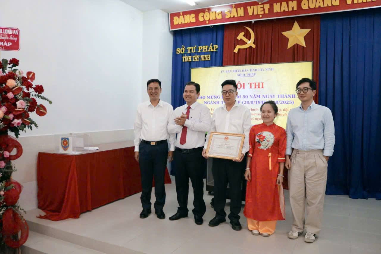 អង់គ្លេស៖ ព័ត៌មាន
