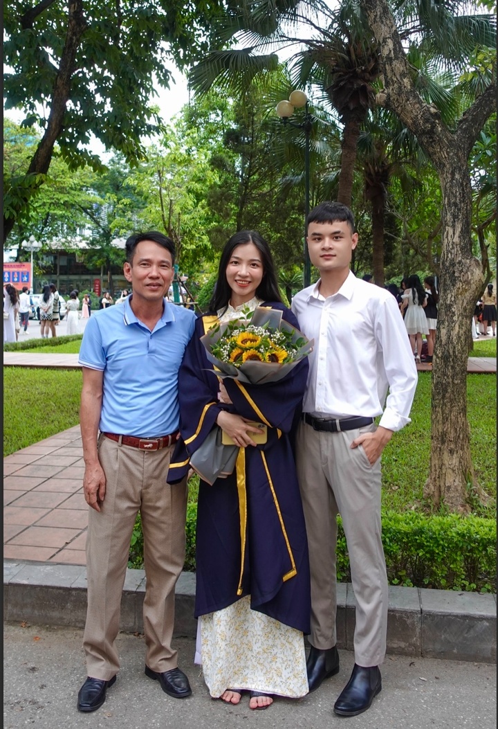 Dieu ជាមួយឪពុក និងប្អូនប្រុសរបស់នាងក្នុងថ្ងៃបញ្ចប់ការសិក្សាថ្នាក់បរិញ្ញាបត្រនៅសាកលវិទ្យាល័យ Hanoi National University of Education ក្នុងខែឧសភា ឆ្នាំ 2021។
