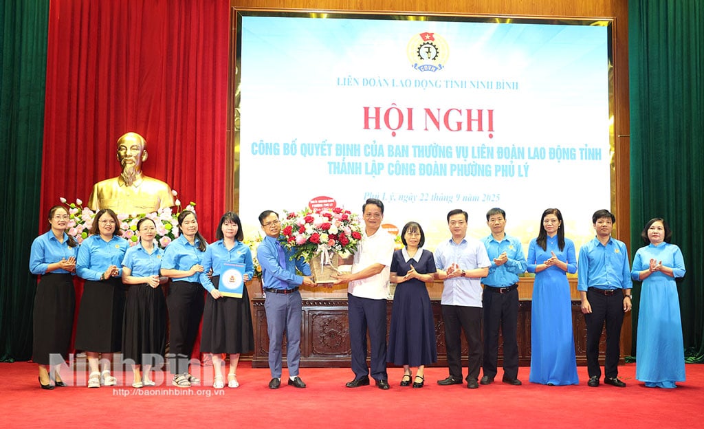 សមមិត្ត Dao Dinh Tung សមាជិកគណៈកម្មាធិការអចិន្ត្រៃយ៍បក្សខេត្ត លេខាគណៈកម្មាធិការបក្សសង្កាត់ Phu Ly អញ្ជើញជូនកម្រងផ្កាអបអរសាទរគណៈកម្មាធិការប្រតិបត្តិសហជីពវួដ។