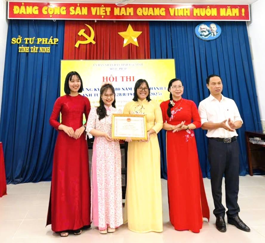 អង់គ្លេស៖ ព័ត៌មាន