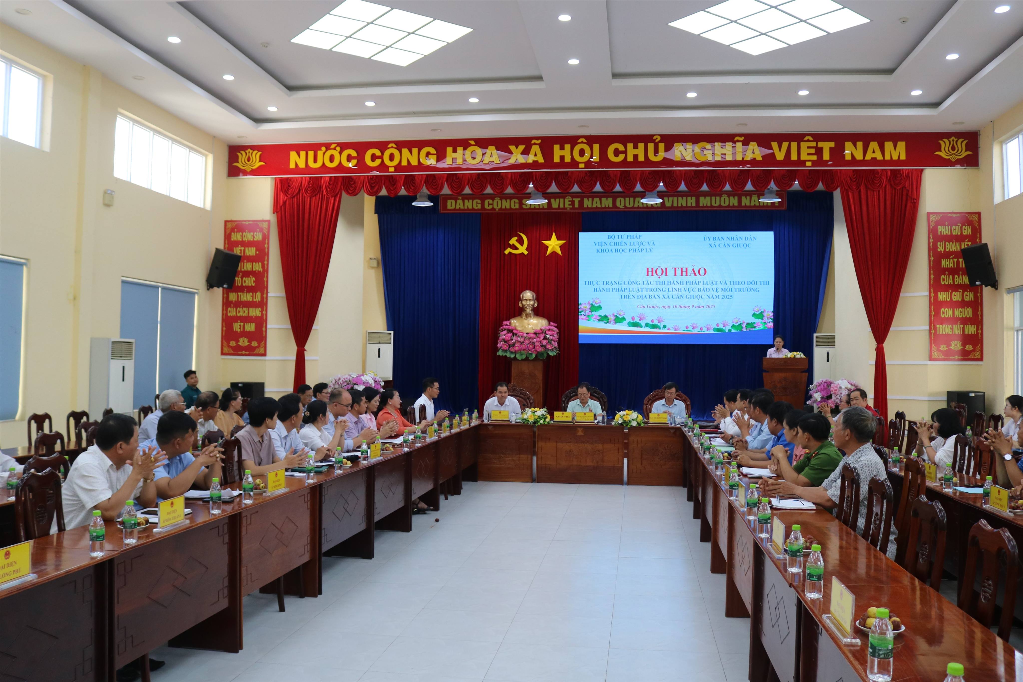 អង់គ្លេស៖ ព័ត៌មាន
