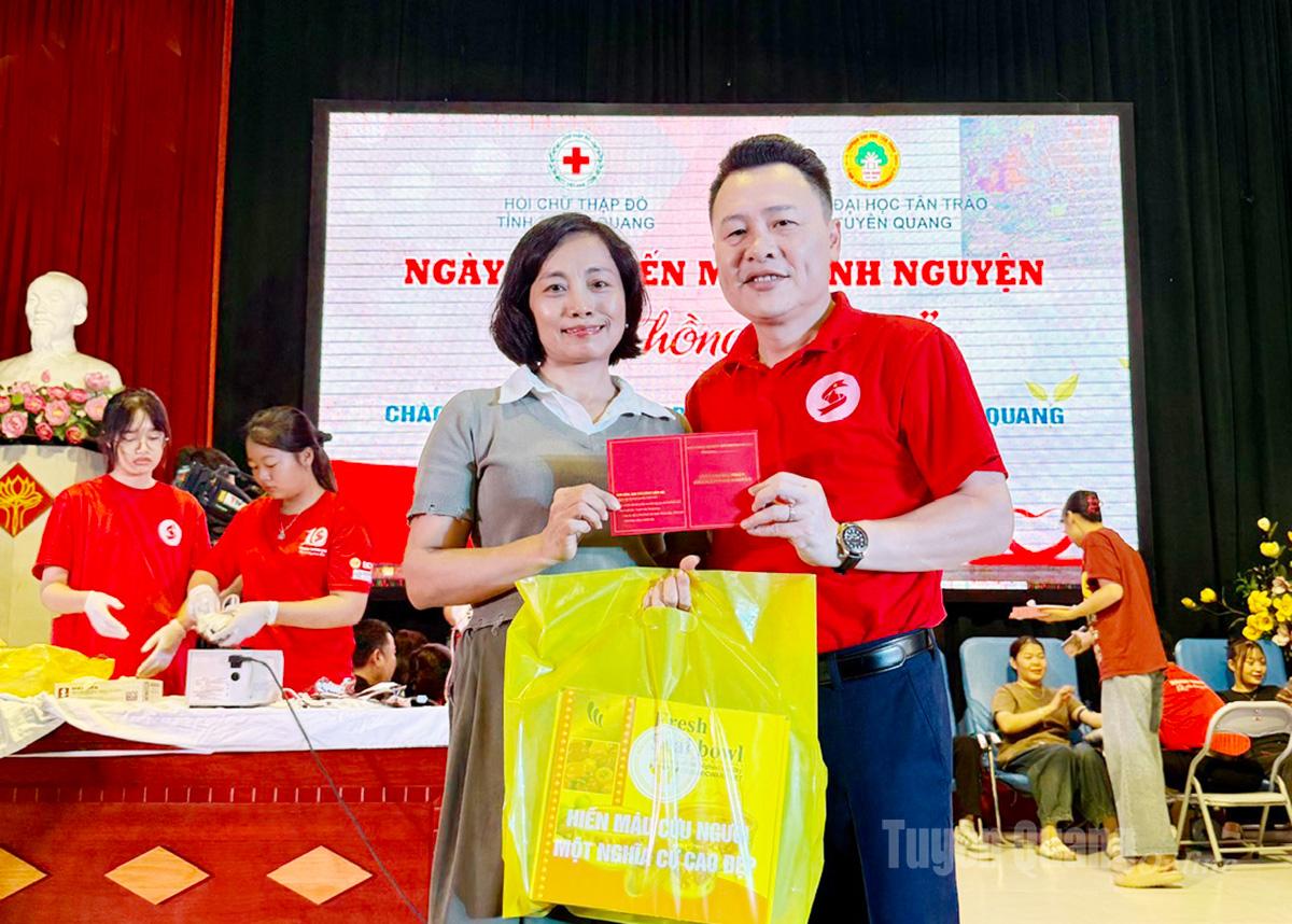 Lãnh đạo Hội Chữ thập đỏ trao giấy chứng nhận hiến máu cho cán bộ, giảng viên trường Đại học Tân Trào.