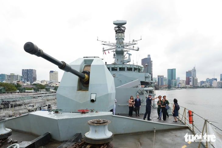 Tàu Hải quân Anh HMS Richmond trở lại TP.HCM sau 4 năm - Ảnh 1.