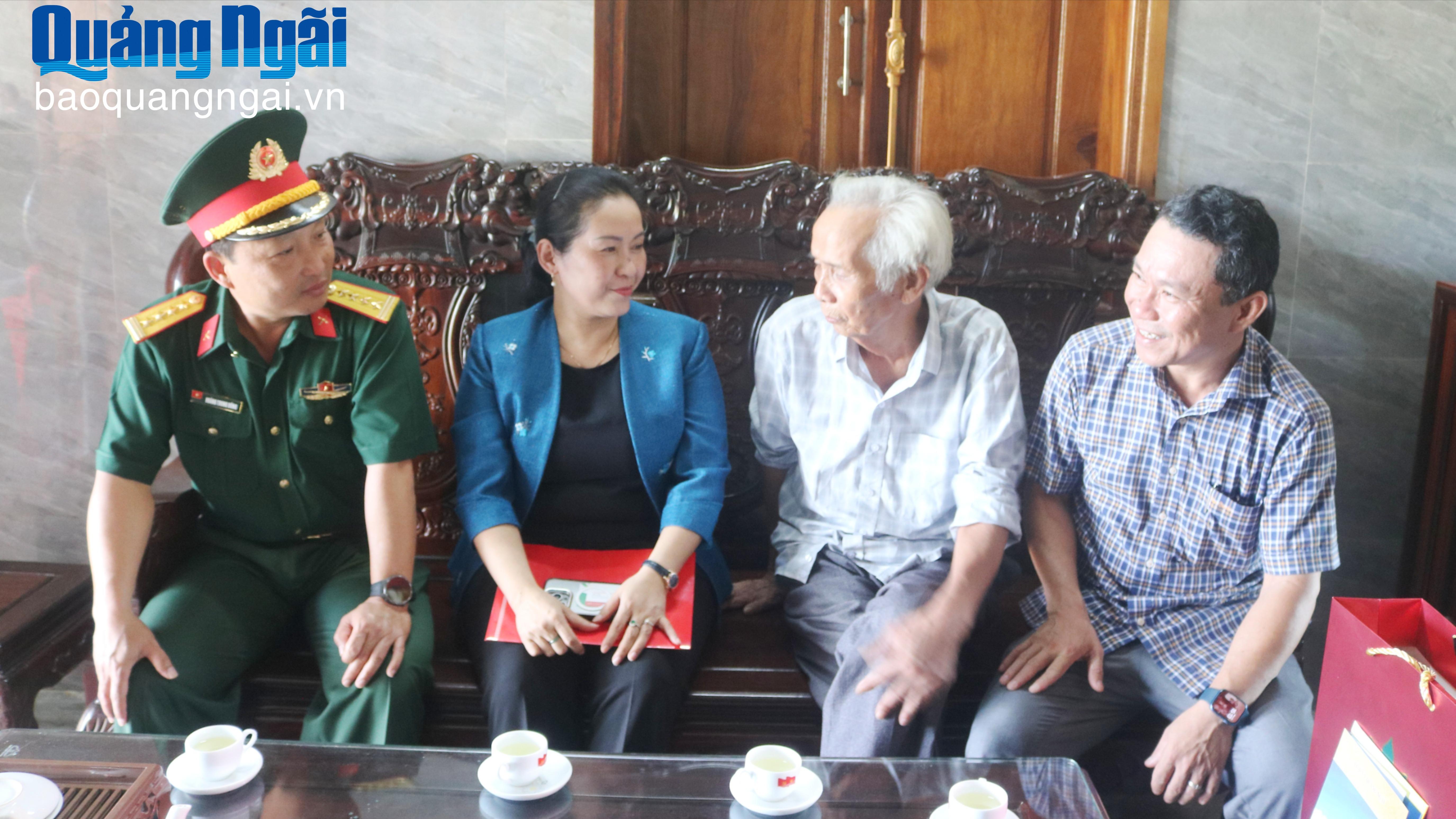 Wakil Sekretaris Komite Partai Provinsi Dinh Thi Hong Minh dan anggota delegasi dengan hangat mengunjungi Tuan Nguyen Trung Ngon.
