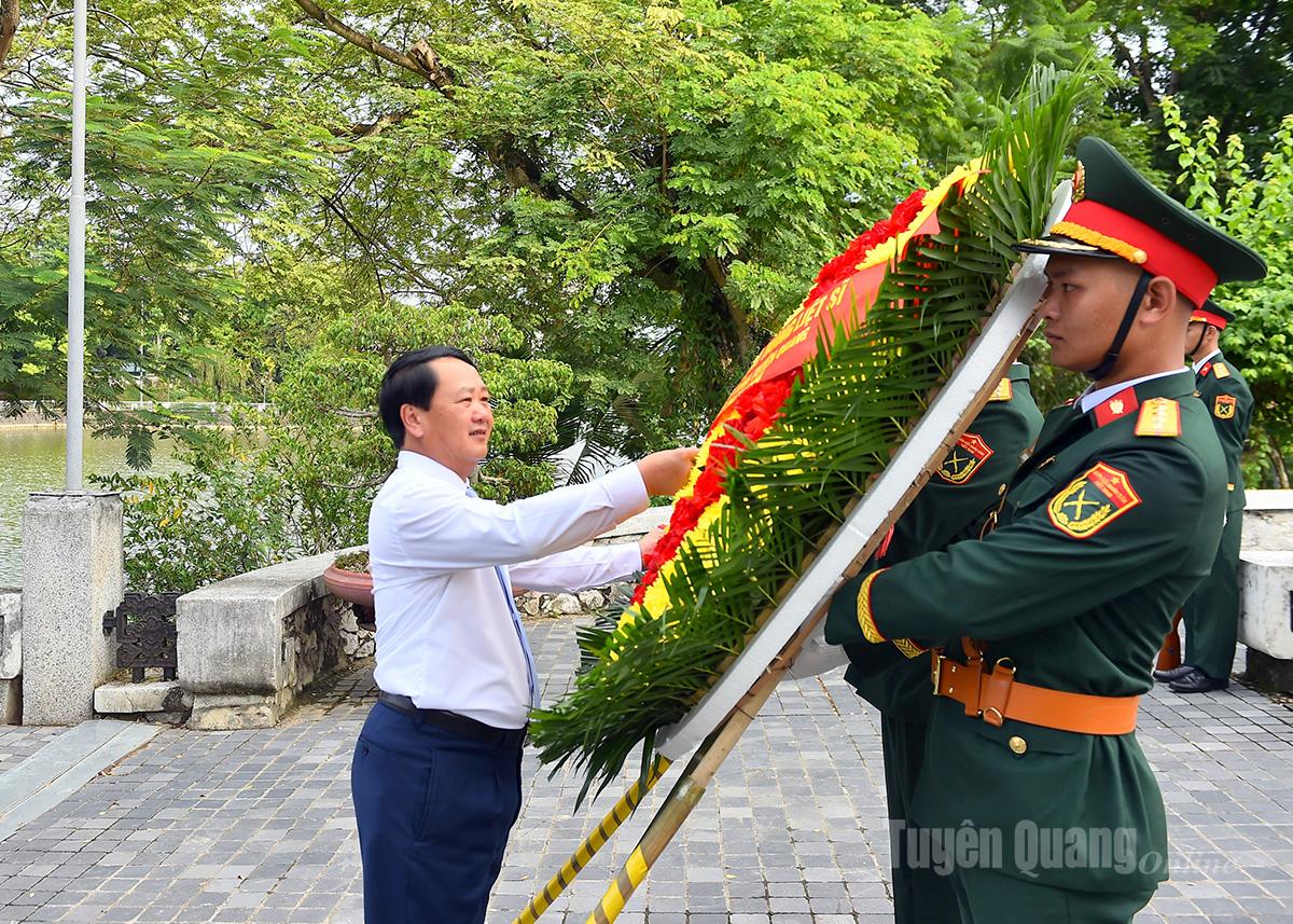 Đồng chí Bí thư Tỉnh ủy Hầu A Lềnh chỉnh vòng hoa tại Đài tưởng niệm các Anh hùng liệt sỹ.