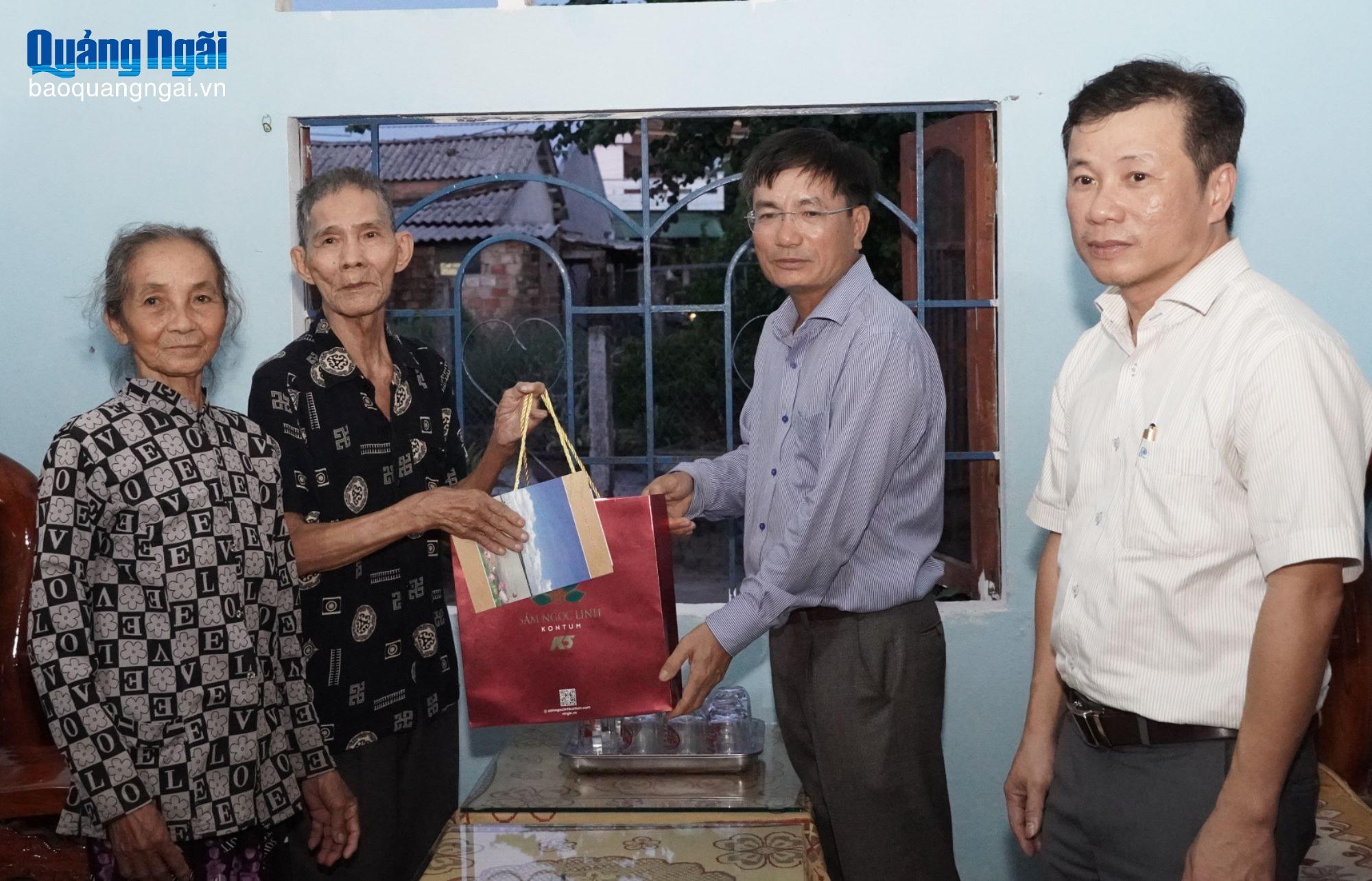 Wakil Ketua Komite Rakyat Provinsi Nguyen Ngoc Sam mengunjungi dan memberikan bingkisan kepada Bapak Nguyen Nghi (Mai).