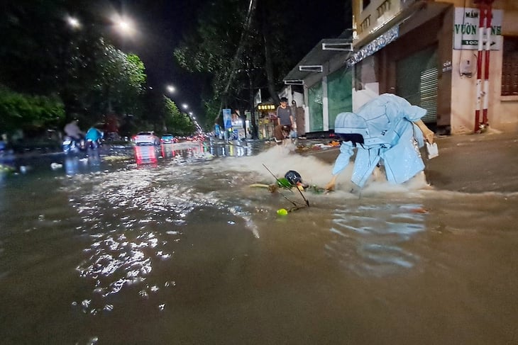 Mưa lớn đổ ầm ầm, nhiều tuyến đường ở Đồng Nai ngập cục bộ - Ảnh 3.