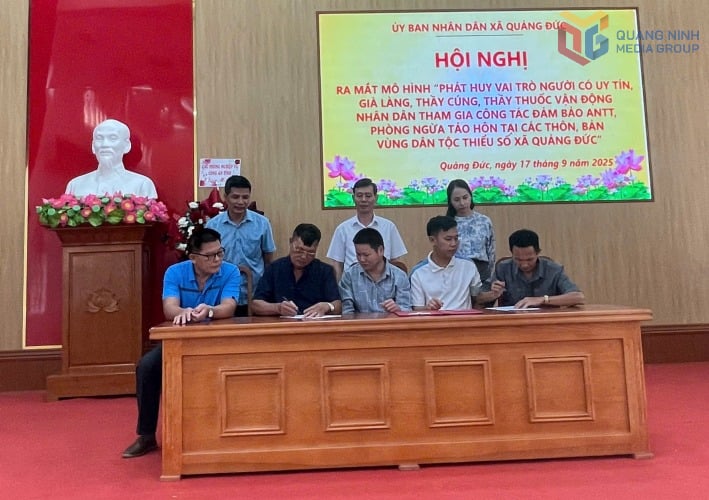 លោក Phun Hop Senh (ភូមិ Na Ly ឃុំ Quang Duc) (ទី ២ ពីឆ្វេង) និងសមាជិកបានចុះហត្ថលេខាលើការប្តេជ្ញាចិត្តអនុវត្តគំរូ។