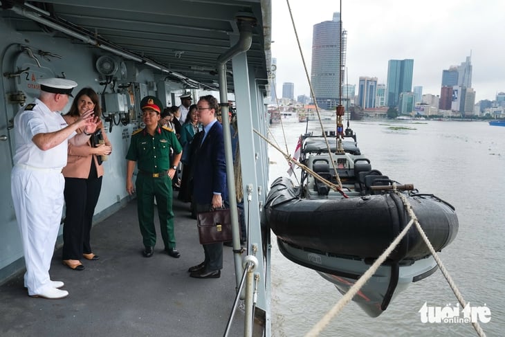 Tàu Hải quân Anh HMS Richmond trở lại TP.HCM sau 4 năm - Ảnh 6.