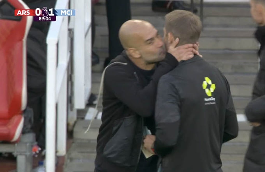 HLV Pep Guardiola có hành động kỳ lạ với trọng tài, CĐV phản ứng - 1