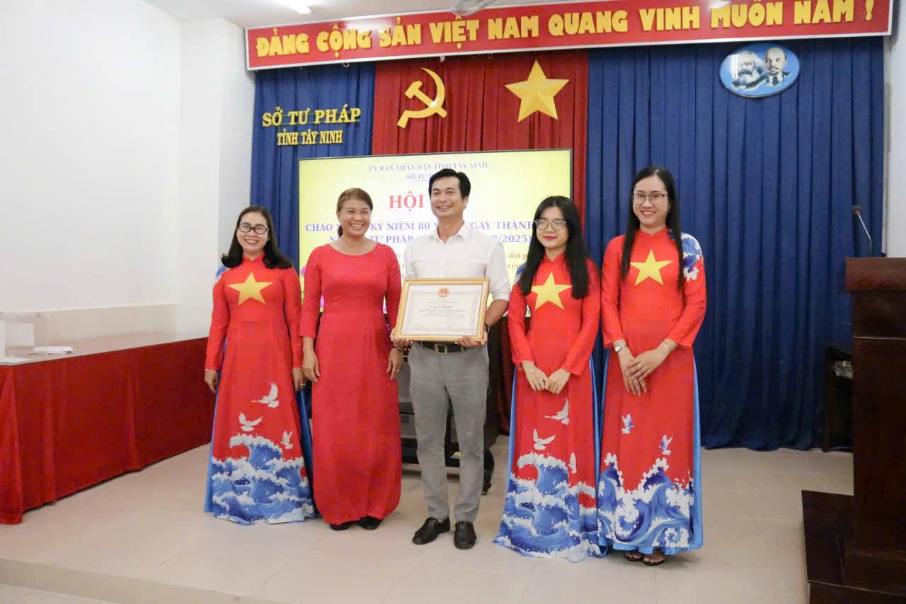 អង់គ្លេស៖ ព័ត៌មាន