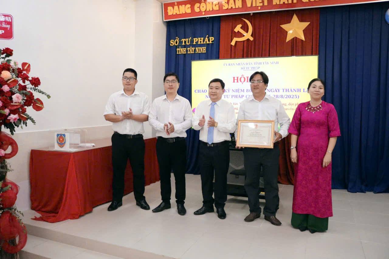 អង់គ្លេស៖ ព័ត៌មាន
