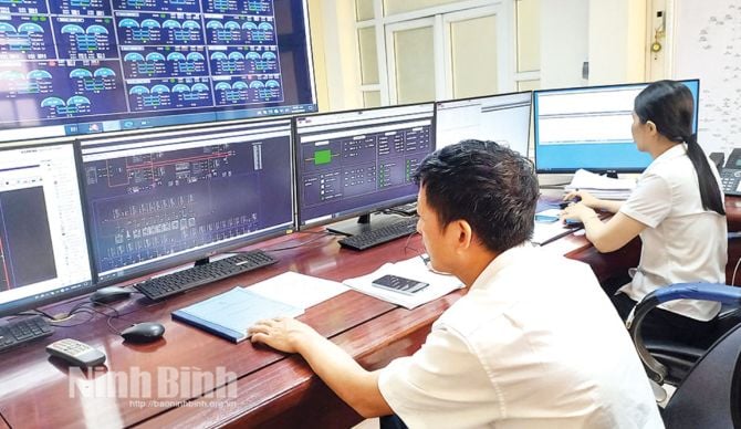 Ứng dụng công nghệ thông tin trong điều hành cung cấp điện tại Công ty Điện lực Ninh Bình. Ảnh: Báo Ninh Bình