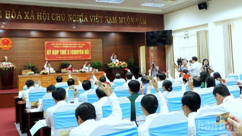 សម័យប្រជុំលើកទី៣ ក្រុមប្រឹក្សាប្រជាជនខេត្ត Ca Mau នីតិកាលទី១០ អាណត្តិ២០២១-២០២៦ នារសៀលថ្ងៃទី២២ ខែកញ្ញា។
