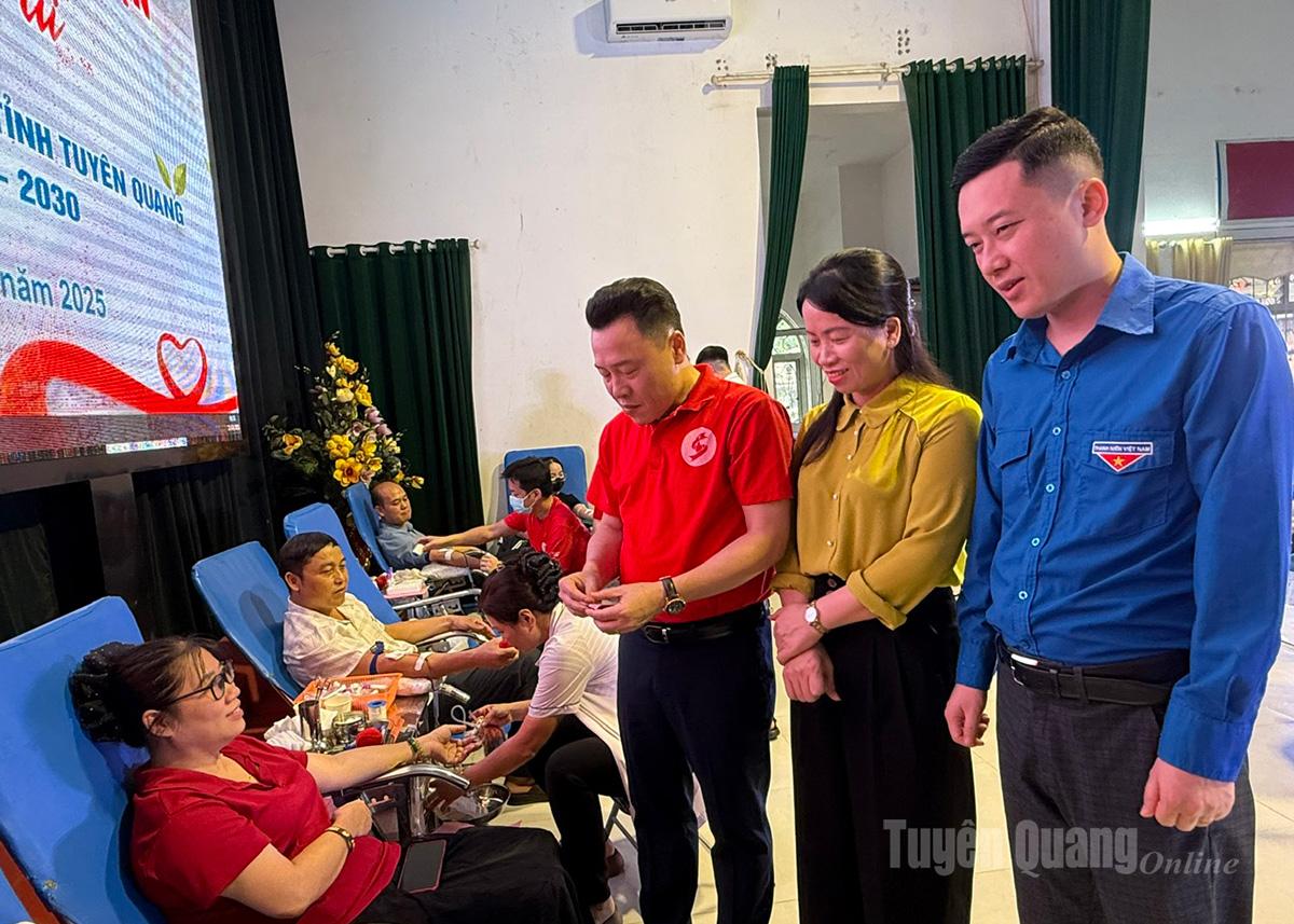 Cán bộ, giảng viên người lao động trường Đại học Tân Trào tham gia Ngày hội hiến máu.