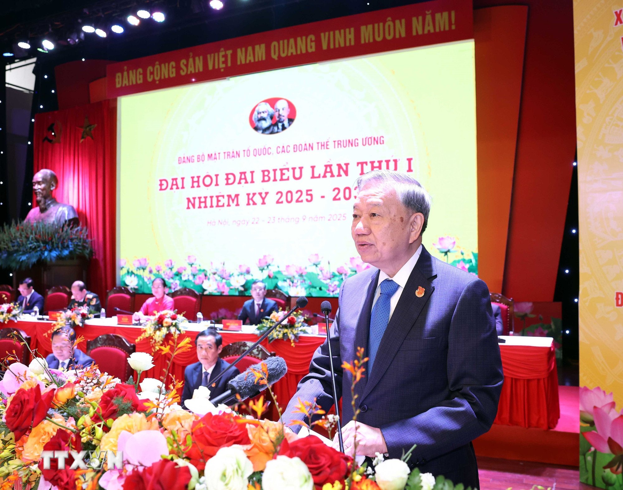 ttxvn-tong-bi-thu-to-lam-mat-tran4.jpg