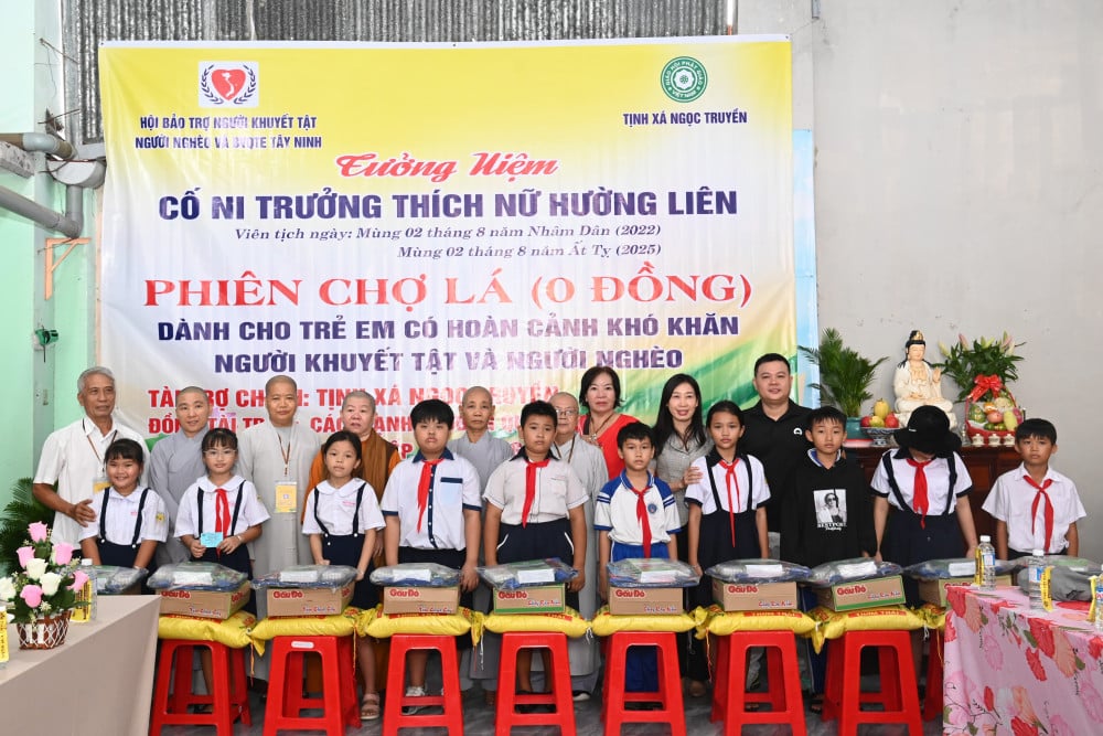 Đại biểu trao quà cho các em học sinh có hoàn cảnh khó khăn