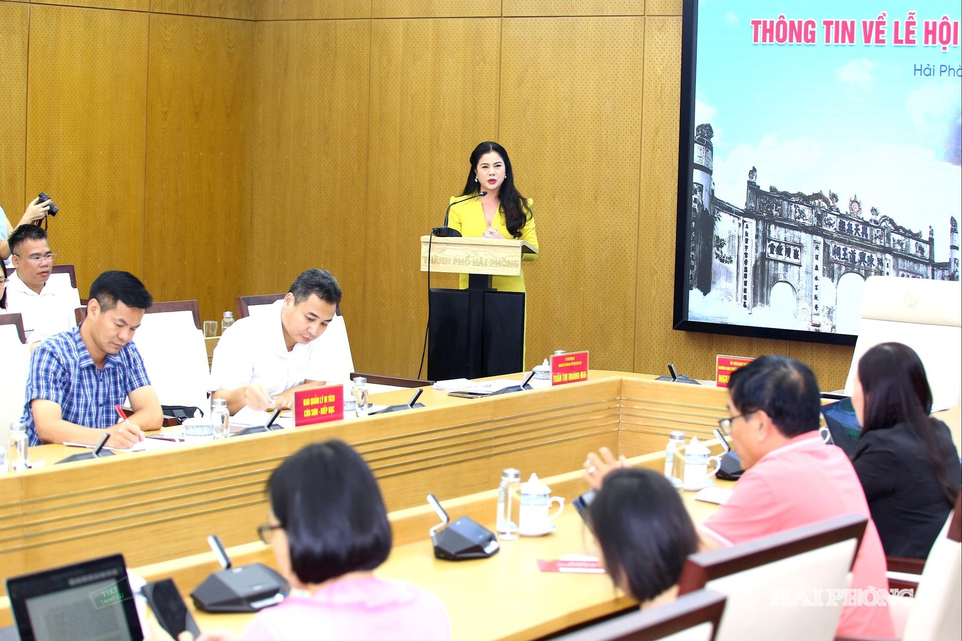 Comrade Tran Thi Hoang Mai, City Party Committee member, Director of the Department of Culture, Sports and Tourism, spoke.