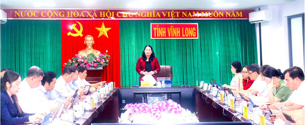 លោកស្រី Nguyen Thi Be Muoi - សមាជិកគណៈកម្មាធិការបក្សខេត្ត អនុប្រធានគណៈកម្មាធិការប្រជាជនខេត្ត អនុប្រធានទី១ ក្រុមប្រឹក្សាត្រាប់តាមខេត្ត ប្រធានគណៈកម្មាធិការរៀបចំមហាសន្និបាតលើកទី១ នៃខេត្ត Vinh Long បានធ្វើជាអធិបតីកិច្ចប្រជុំ។