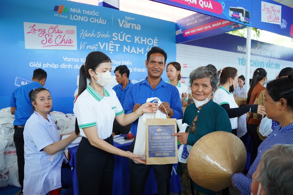 Long Châu đồng hành Sở Y tế Vĩnh Long khám, phát thuốc miễn phí cho người dân - 4