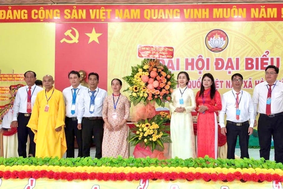 គណៈកម្មាធិការរណសិរ្សមាតុភូមិវៀតណាម ជូនផ្កាអបអរសាទរសមាជ (1.jpg
