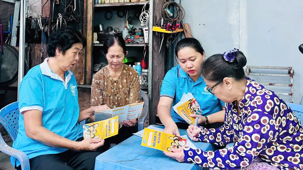 Nhân viên BHXH TPHCM tư vấn chính sách BHXH cho người dân.jpg