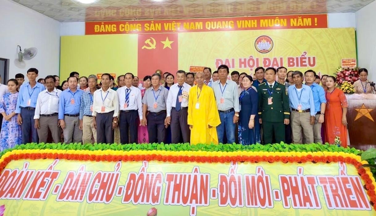 គណៈកម្មាធិការប្រតិបត្តិនៃគណៈកម្មាធិការរណសិរ្សមាតុភូមិវៀតណាម មានវត្តមានយ៉ាងអធិកអធមក្នុងសមាជ(1.jpg)