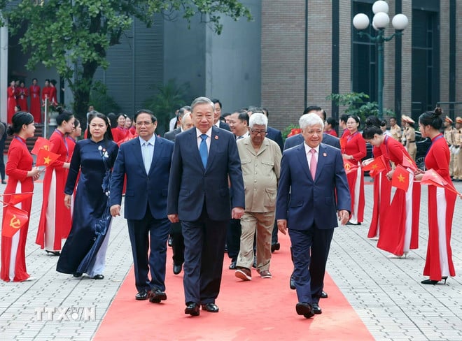 ttxvn-dai-hoi-dai-bieu-dang-bo-mat-tran-to-quoc-viet-nam-va-cac-doan-the-trung-uong-lan-thu-nhat-23-4.jpg